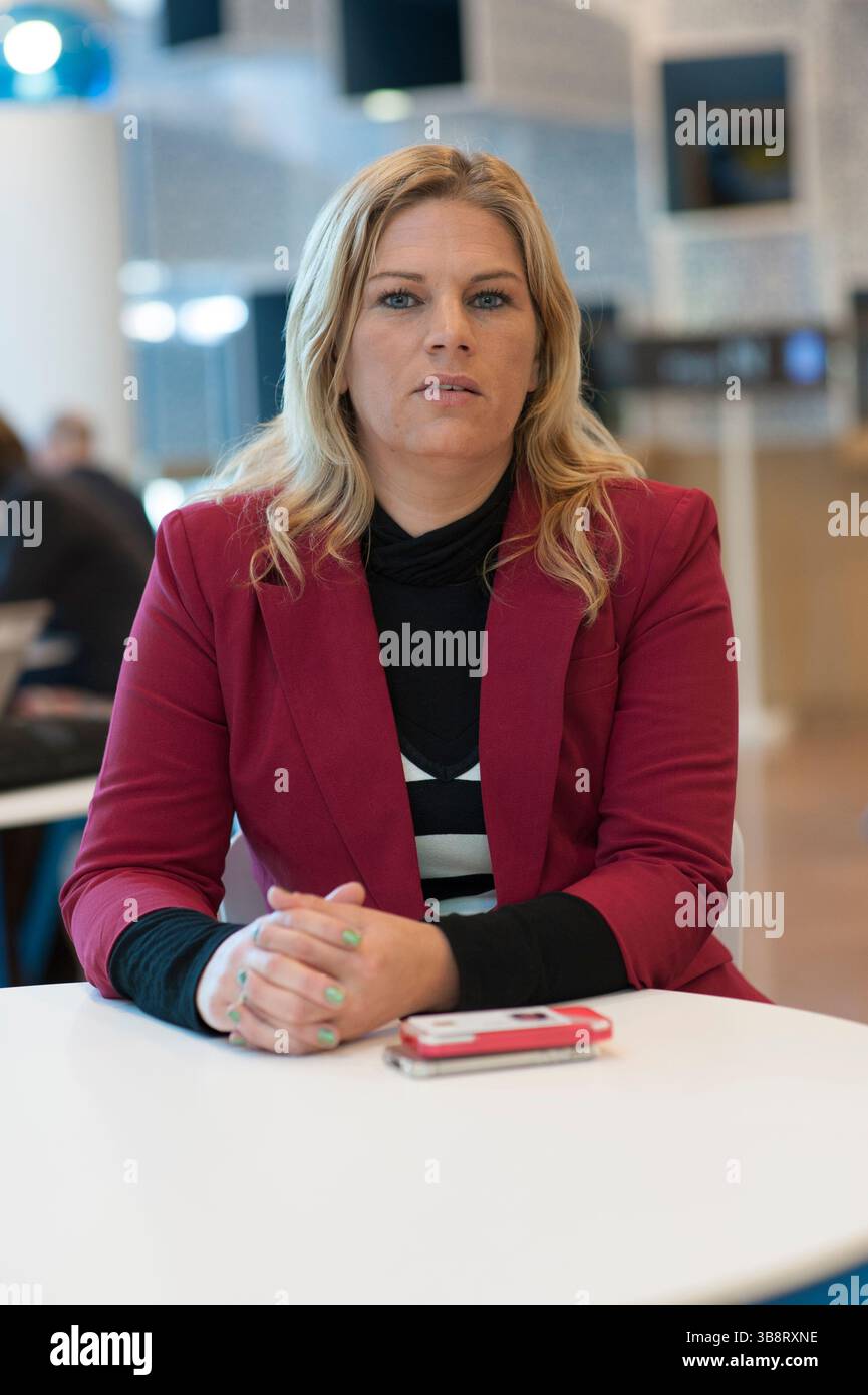 Portrait Female Management Assistant presso una grande società finanziaria di Utrecht, Paesi Bassi. MR=SÌ Foto Stock