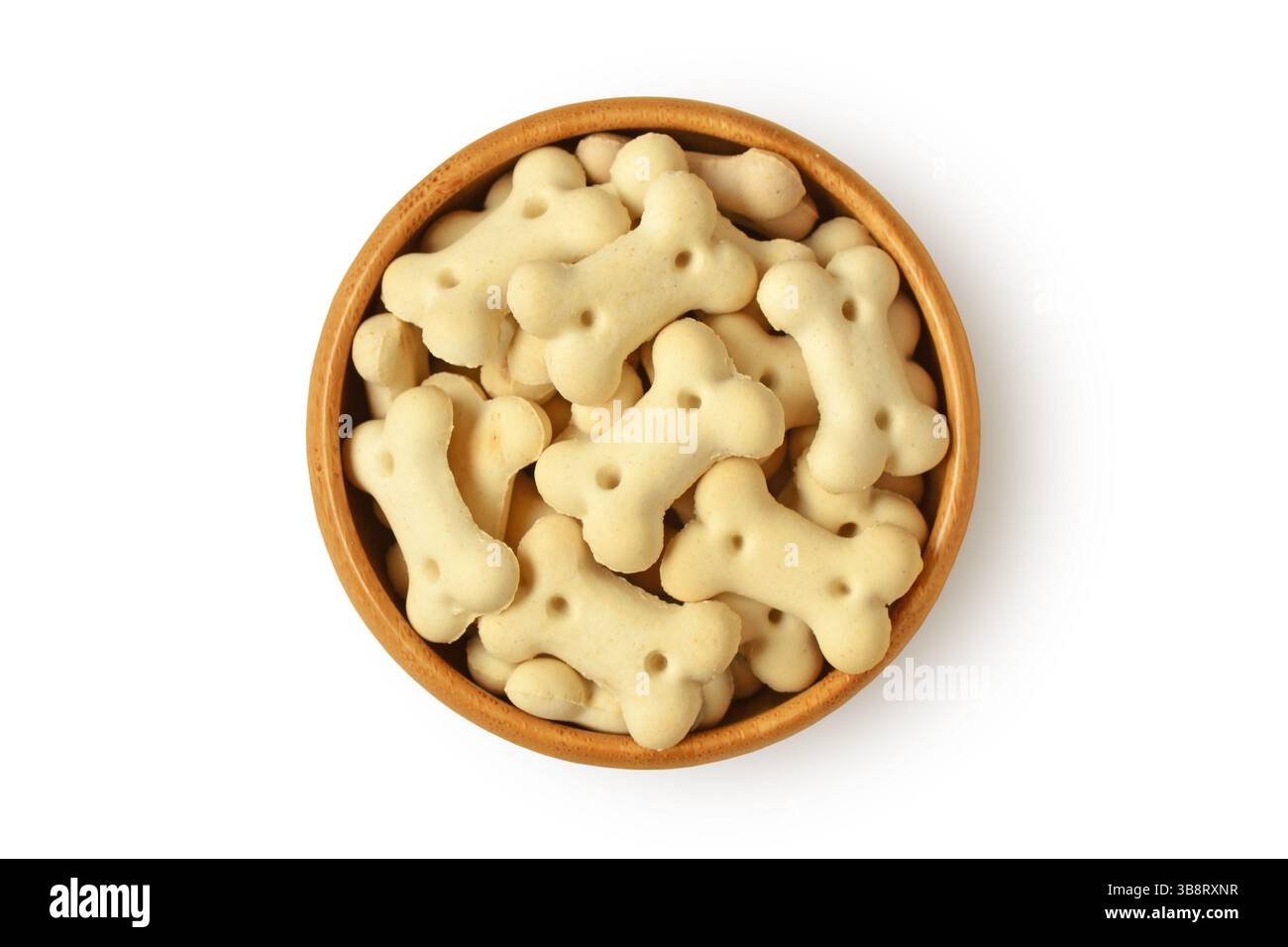 Biscotti di cane a forma di osso in una ciotola di legno su sfondo bianco Foto Stock