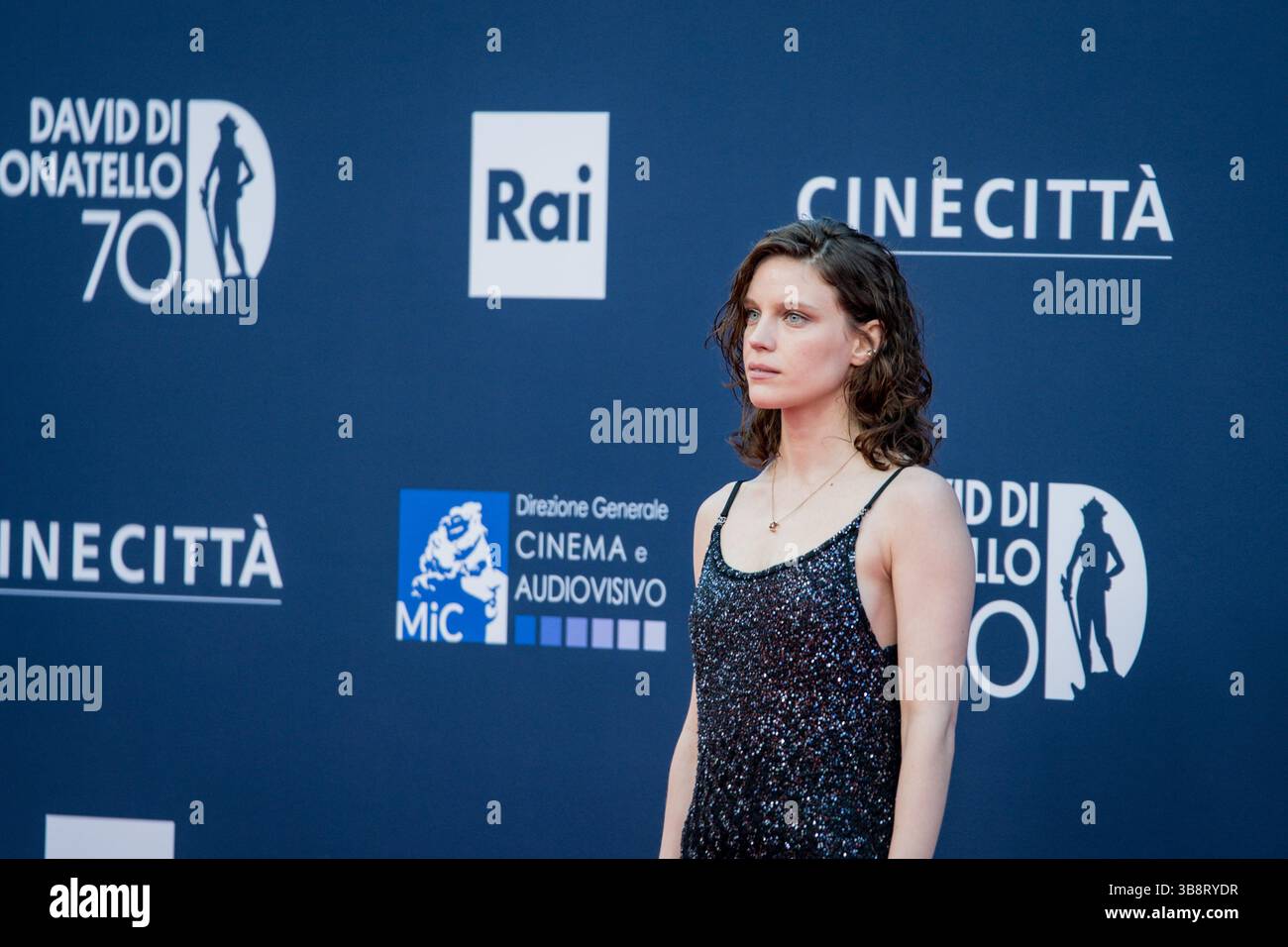 ROMA, ITALIA - MAGGIO 07: Partecipa al Red carpet durante il 70° David di Donatello presso Cinecitta Studios il 7 maggio 2025 a Roma. (Foto di Giovan Foto Stock ROMA, ITALIA - MAGGIO 07: Partecipa al Red carpet durante il 70° David di Donatello presso Cinecitta Studios il 7 maggio 2025 a Roma. (Foto di Giovan Foto Stock
