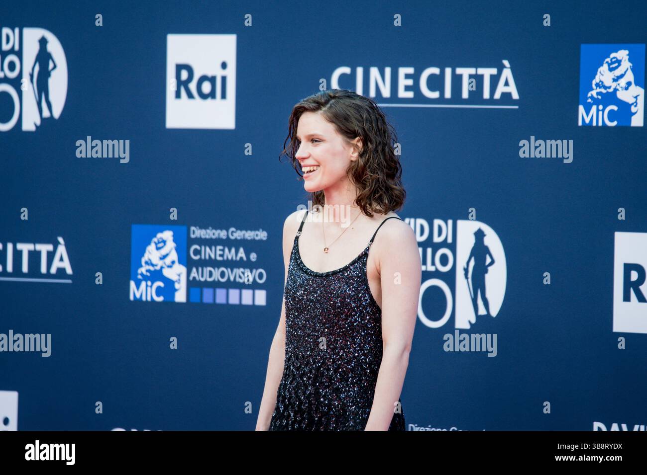 ROMA, ITALIA - MAGGIO 07: Partecipa al Red carpet durante il 70° David di Donatello presso Cinecitta Studios il 7 maggio 2025 a Roma. (Foto di Giovan Foto Stock ROMA, ITALIA - MAGGIO 07: Partecipa al Red carpet durante il 70° David di Donatello presso Cinecitta Studios il 7 maggio 2025 a Roma. (Foto di Giovan Foto Stock