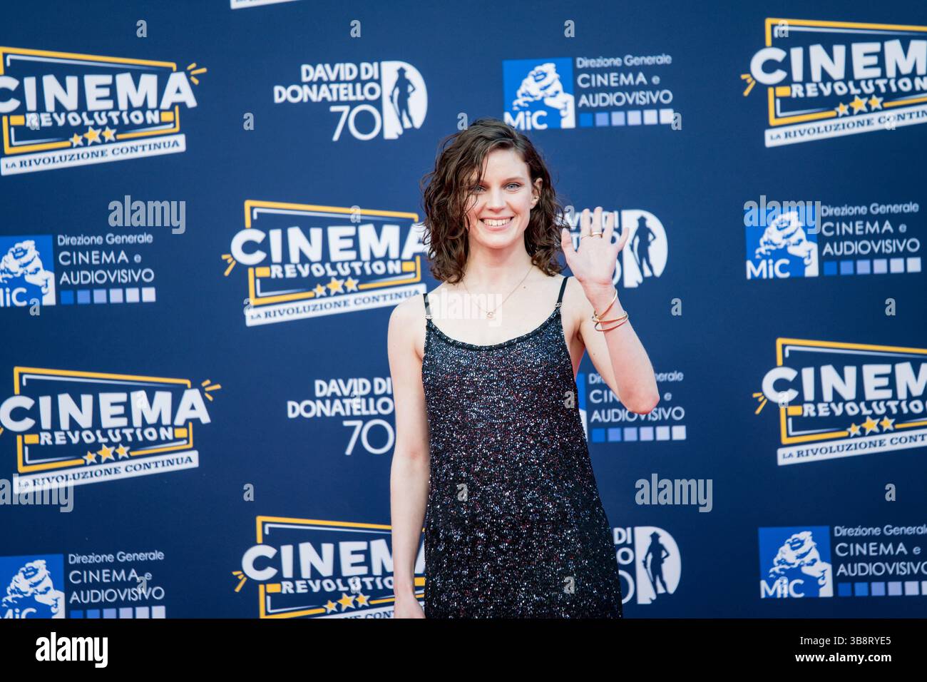 ROMA, ITALIA - MAGGIO 07: Partecipa al Red carpet durante il 70° David di Donatello presso Cinecitta Studios il 7 maggio 2025 a Roma. (Foto di Giovan Foto Stock ROMA, ITALIA - MAGGIO 07: Partecipa al Red carpet durante il 70° David di Donatello presso Cinecitta Studios il 7 maggio 2025 a Roma. (Foto di Giovan Foto Stock