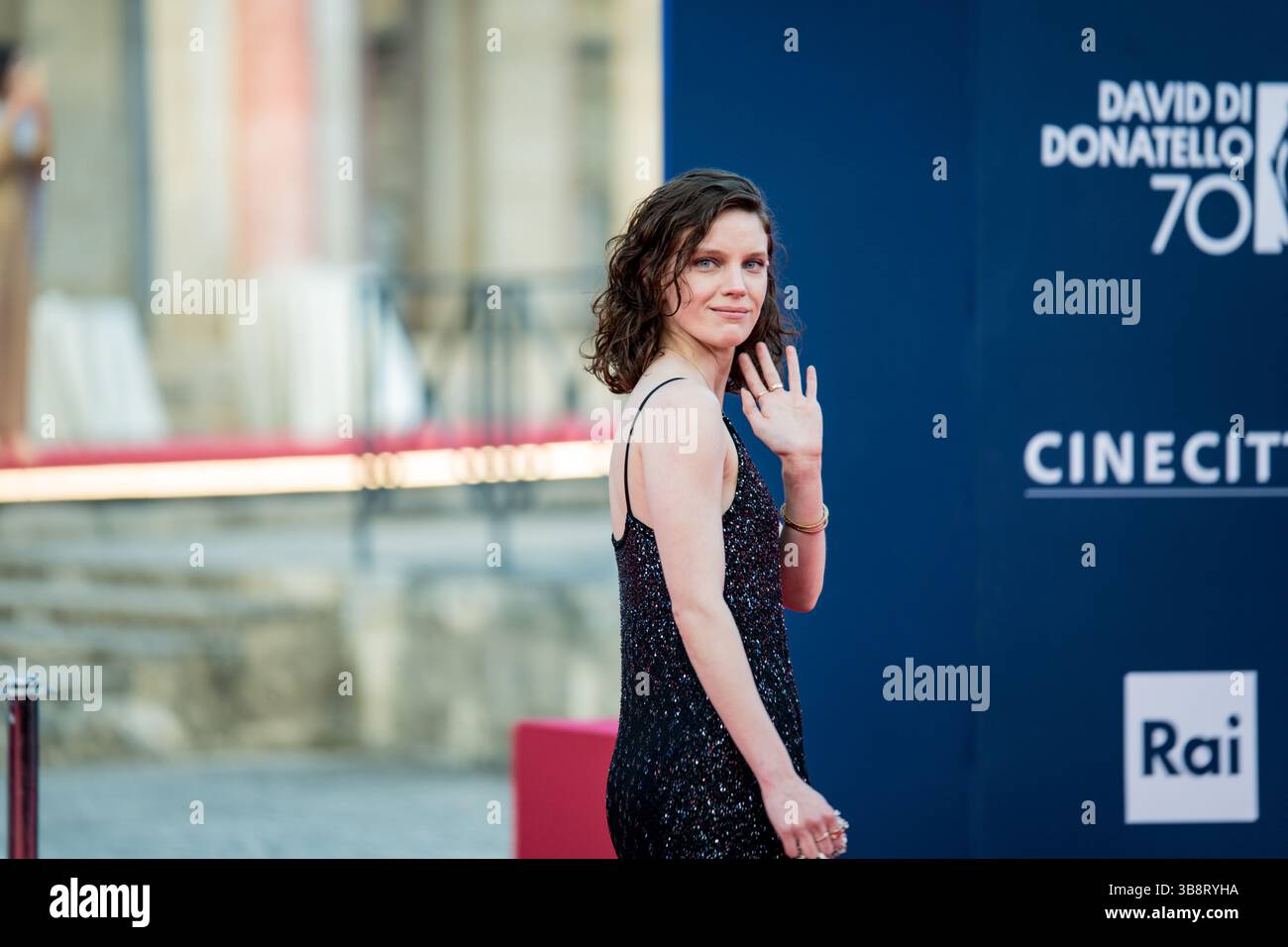 ROMA, ITALIA - MAGGIO 07: Partecipa al Red carpet durante il 70° David di Donatello presso Cinecitta Studios il 7 maggio 2025 a Roma. (Foto di Giovan Foto Stock ROMA, ITALIA - MAGGIO 07: Partecipa al Red carpet durante il 70° David di Donatello presso Cinecitta Studios il 7 maggio 2025 a Roma. (Foto di Giovan Foto Stock