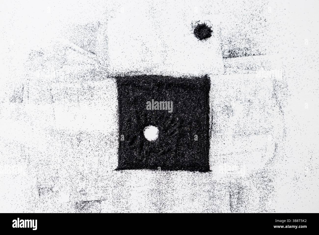 Il quadrato nero del glitter con foro circolare e il cerchio nero del glitter esterno su sfondo bianco. Composizione minimalista astratta da g Foto Stock