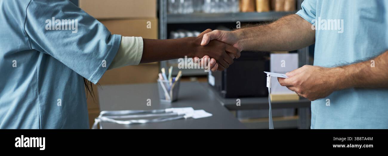 Accordo di stretta di mano tra due professionisti, Vista ravvicinata Foto Stock