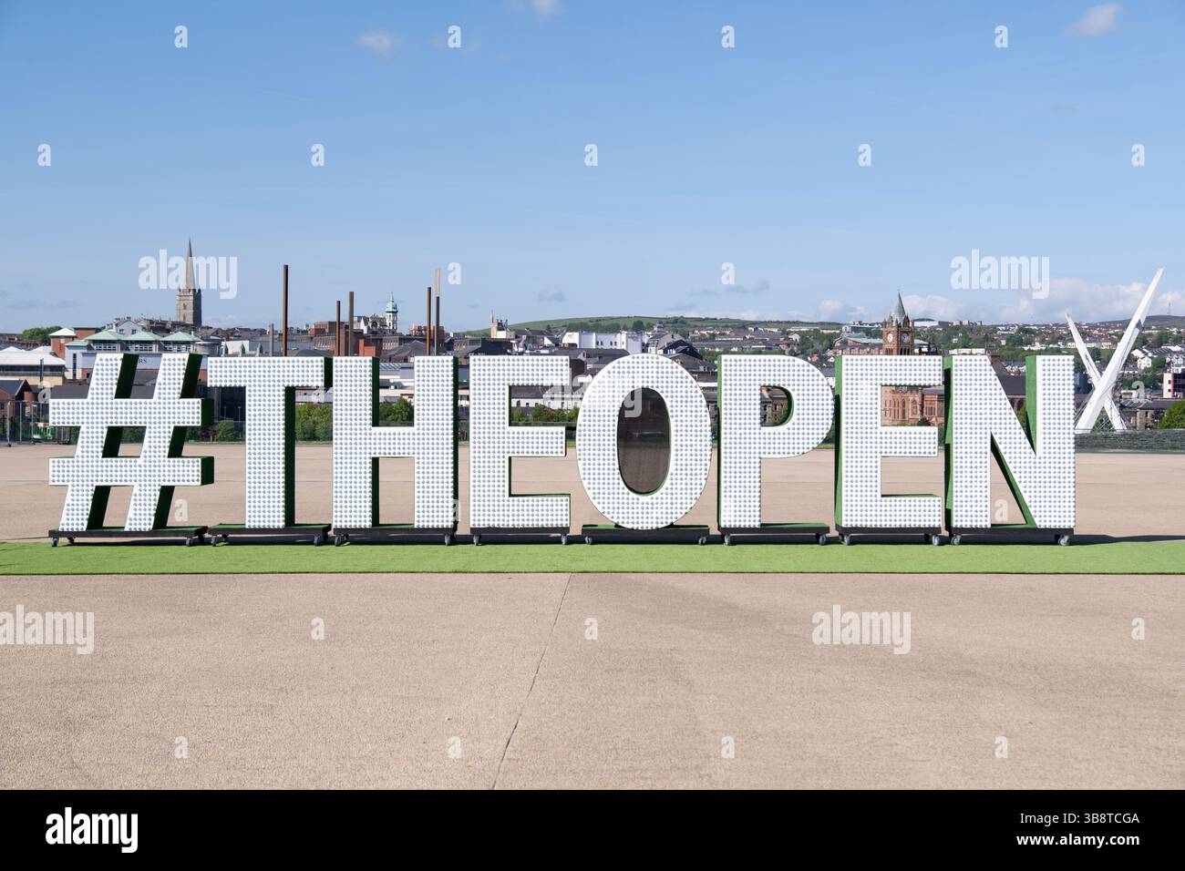 Derry / Londonderry, Irlanda del Nord - 7 maggio 2025: Insegna Open Championship Golf a Ebrington Square che promuove il 153° Open che si terrà a Royal Portrush Foto Stock