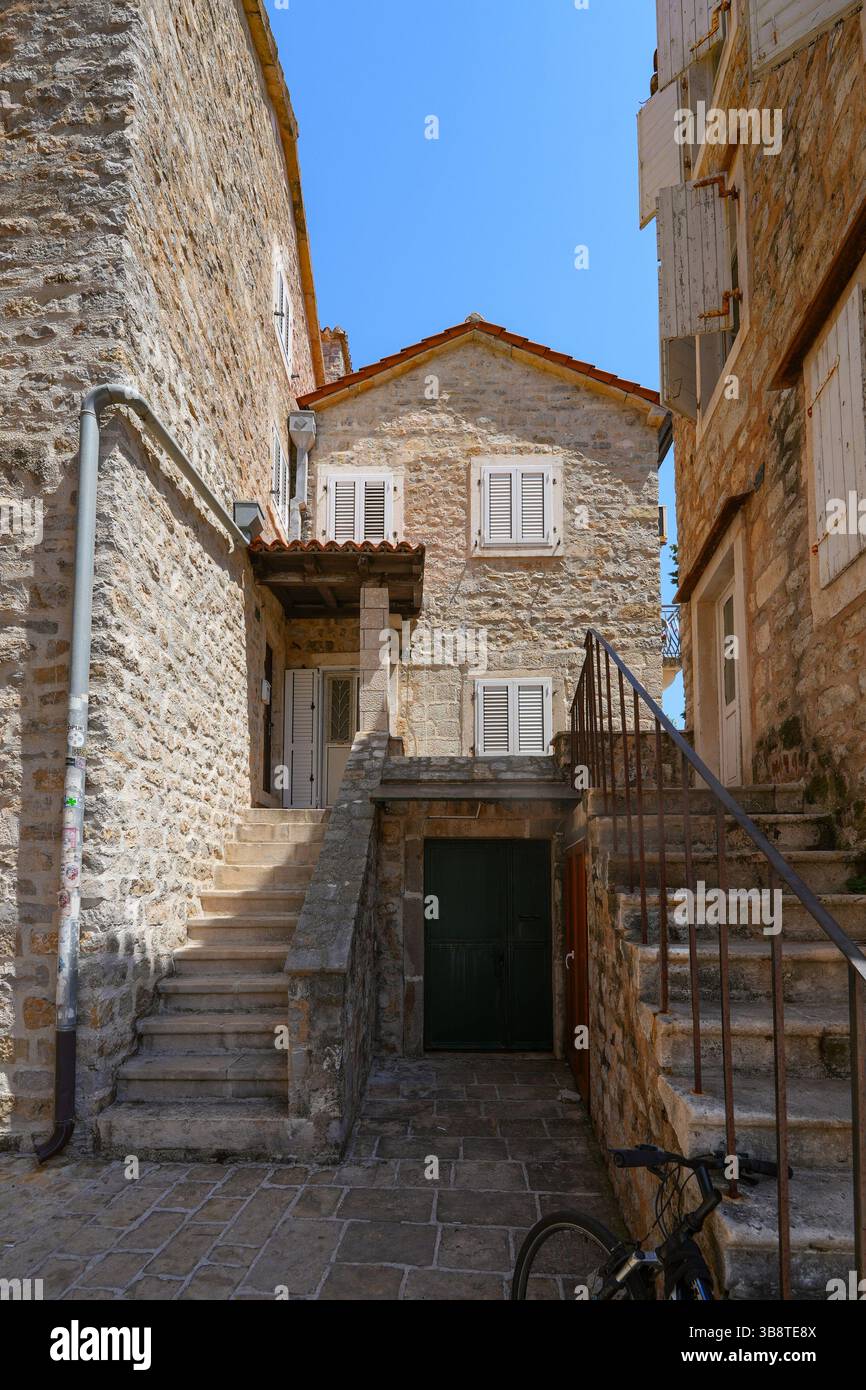 Casa in pietra nella città vecchia di Budva, una città costiera fortificata costruita dalla Repubblica di Venezia lungo la costa del mare Adriatico in Montenegro Foto Stock