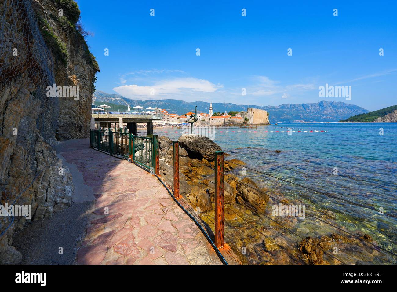 Statua della ballerina di fronte alla città vecchia di Budva sulla Riviera montenegrina sulla costa del mare Adriatico Foto Stock