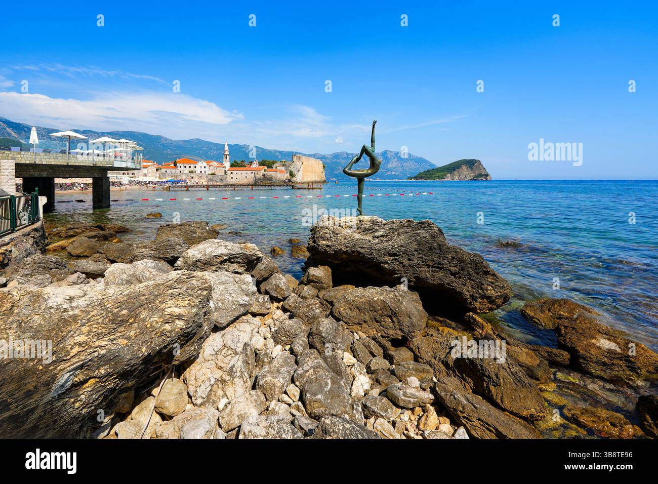 Statua della ballerina di fronte alla città vecchia di Budva sulla Riviera montenegrina sulla costa del mare Adriatico Foto Stock