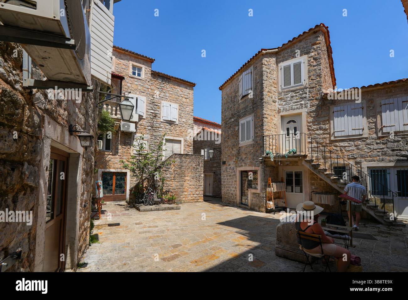 Piazza nella città vecchia di Budva, una città costiera fortificata costruita dalla Repubblica di Venezia lungo la costa del mare Adriatico in Montenegro Foto Stock