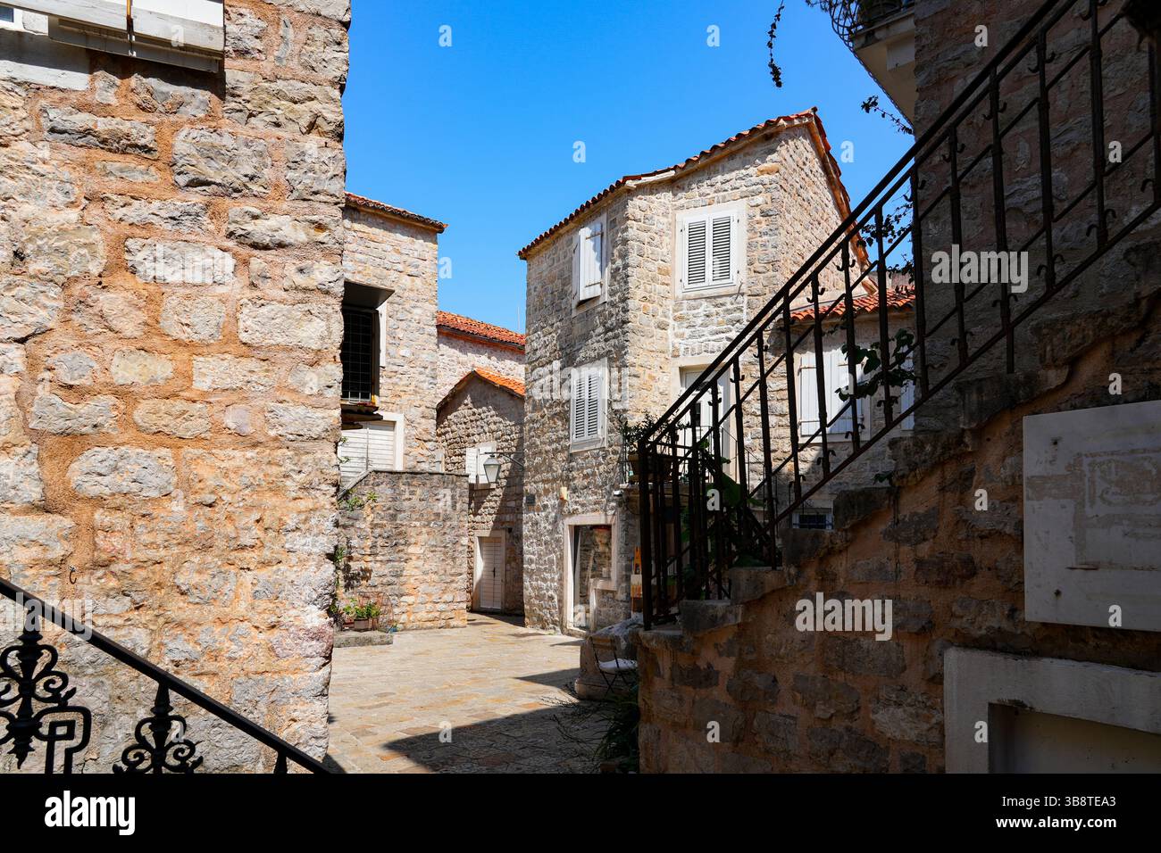 Casa in pietra nella città vecchia di Budva, una città costiera fortificata costruita dalla Repubblica di Venezia lungo la costa del mare Adriatico in Montenegro Foto Stock