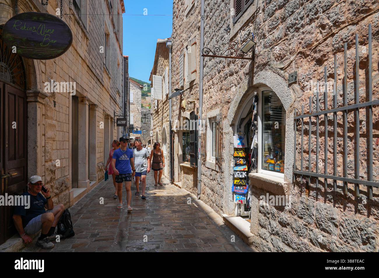 Stretta strada lastricata nella città vecchia di Budva, una città costiera fortificata costruita dalla Repubblica di Venezia lungo la costa del mare Adriatico in Montenegro Foto Stock