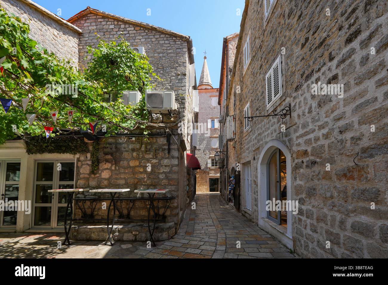 Stretta strada lastricata nella città vecchia di Budva, una città costiera fortificata costruita dalla Repubblica di Venezia lungo la costa del mare Adriatico in Montenegro Foto Stock