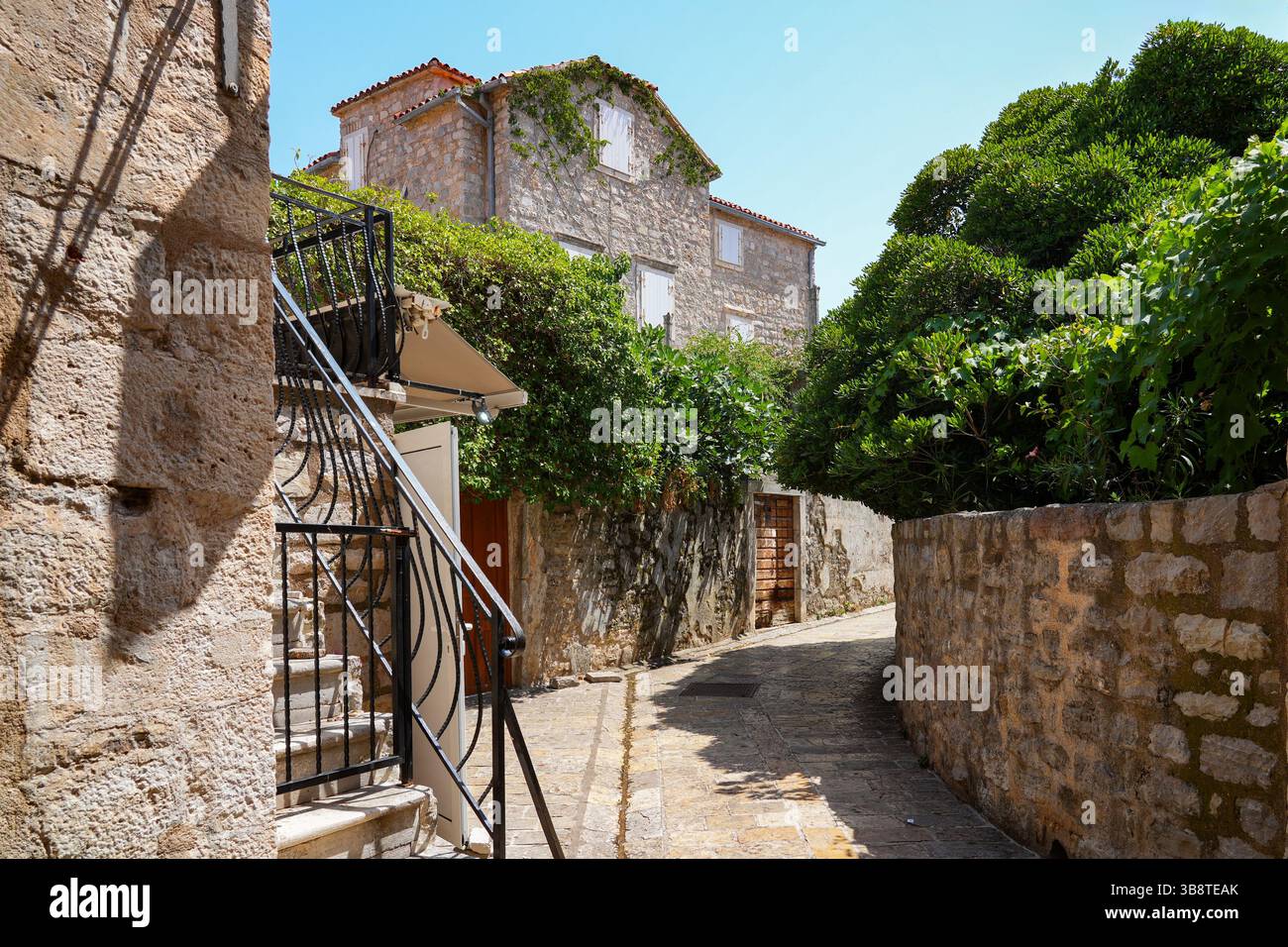 Stretta strada lastricata nella città vecchia di Budva, una città costiera fortificata costruita dalla Repubblica di Venezia lungo la costa del mare Adriatico in Montenegro Foto Stock