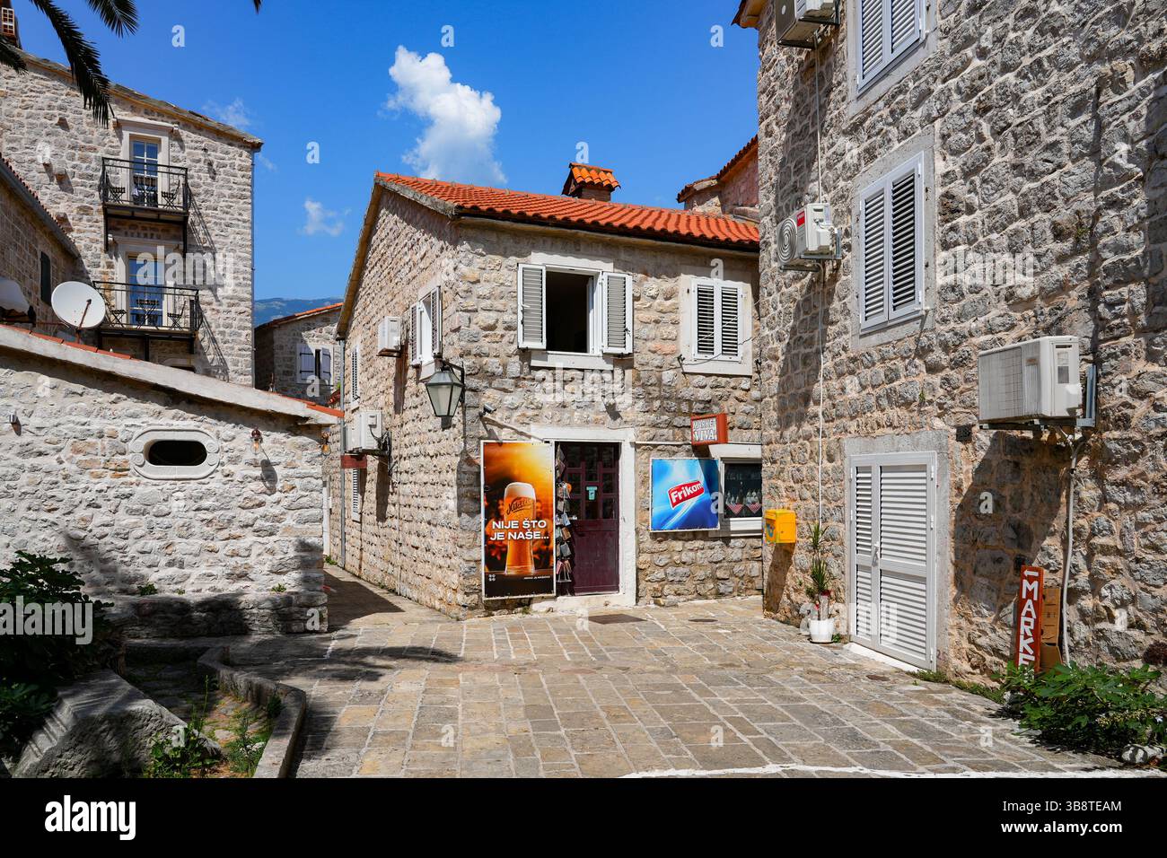 Negozio di alimentari nella città vecchia di Budva, una città costiera fortificata costruita dalla Repubblica di Venezia lungo la costa del mare Adriatico in Montenegro Foto Stock