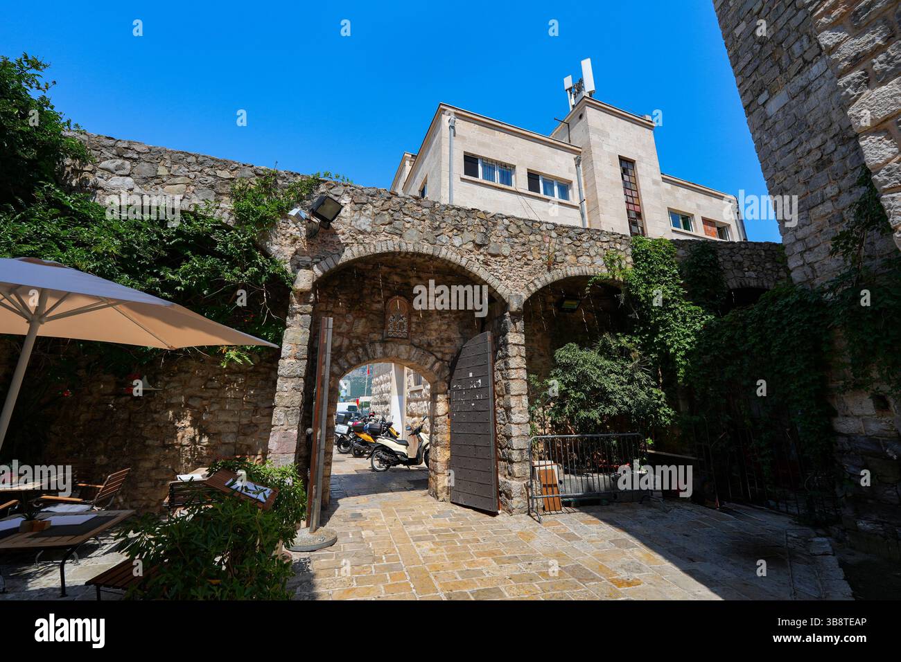 Porta della città vecchia di Budva, una città costiera fortificata costruita dalla Repubblica di Venezia lungo la costa del mare Adriatico in Montenegro Foto Stock