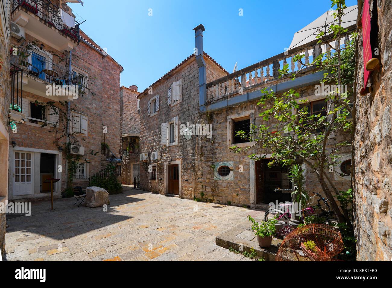 Piazza nella città vecchia di Budva, una città costiera fortificata costruita dalla Repubblica di Venezia lungo la costa del mare Adriatico in Montenegro Foto Stock
