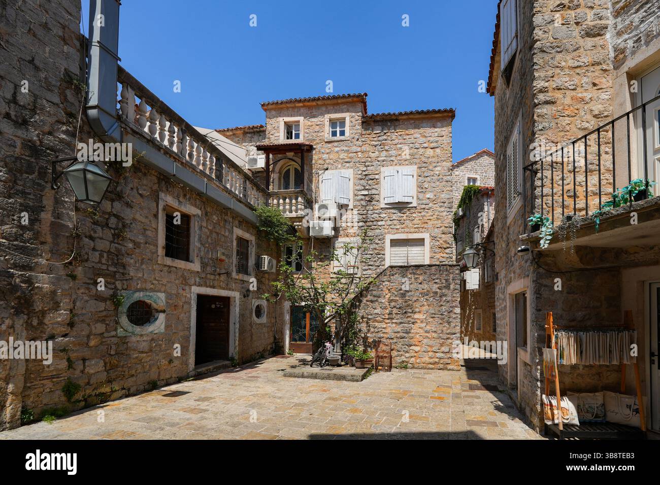 Piazza nella città vecchia di Budva, una città costiera fortificata costruita dalla Repubblica di Venezia lungo la costa del mare Adriatico in Montenegro Foto Stock