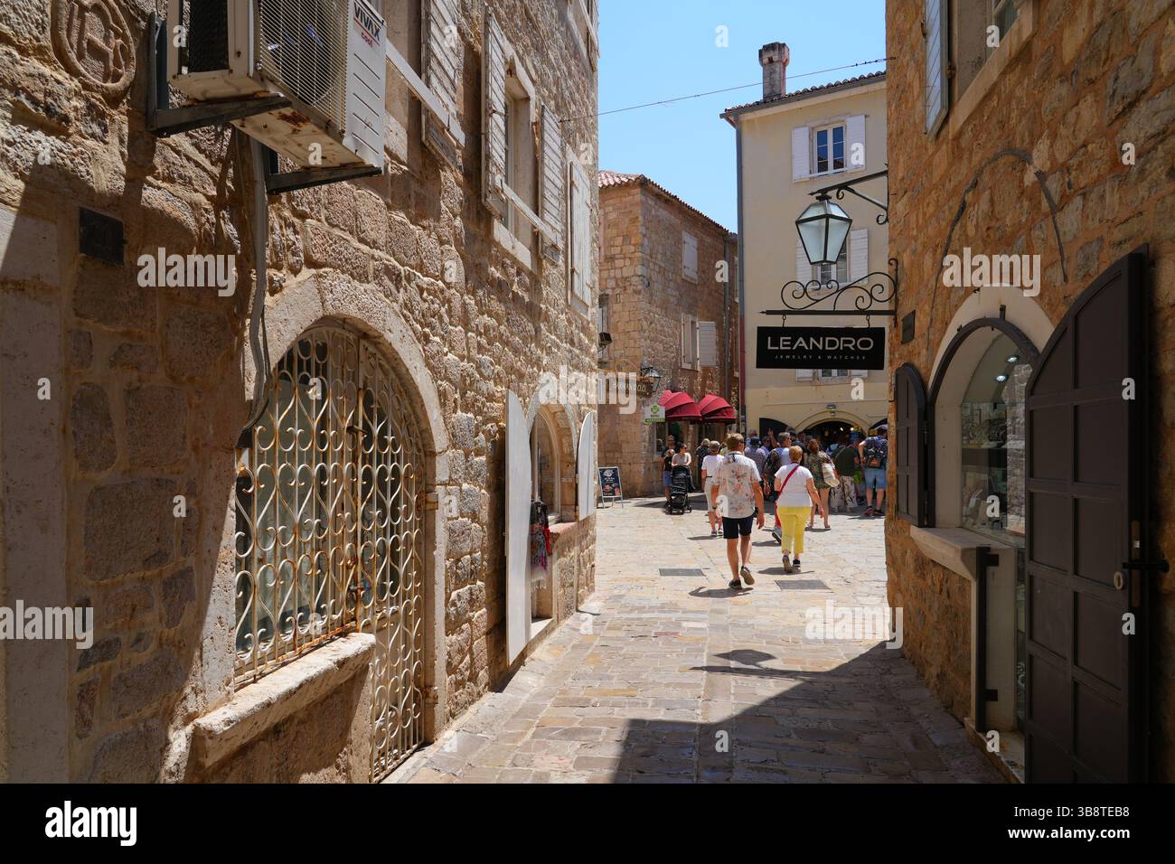 Stretta strada lastricata nella città vecchia di Budva, una città costiera fortificata costruita dalla Repubblica di Venezia lungo la costa del mare Adriatico in Montenegro Foto Stock