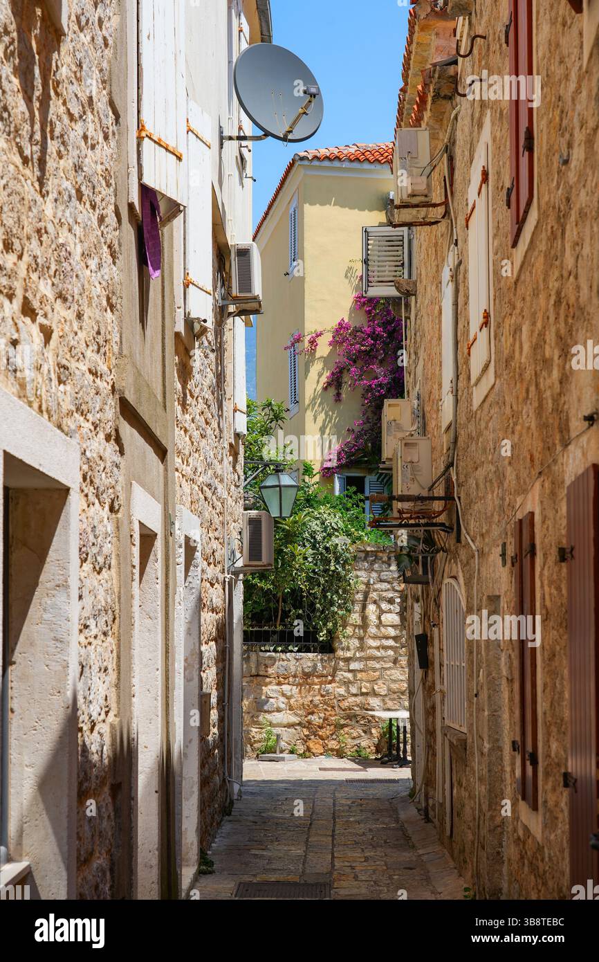 Stretta strada lastricata nella città vecchia di Budva, una città costiera fortificata costruita dalla Repubblica di Venezia lungo la costa del mare Adriatico in Montenegro Foto Stock