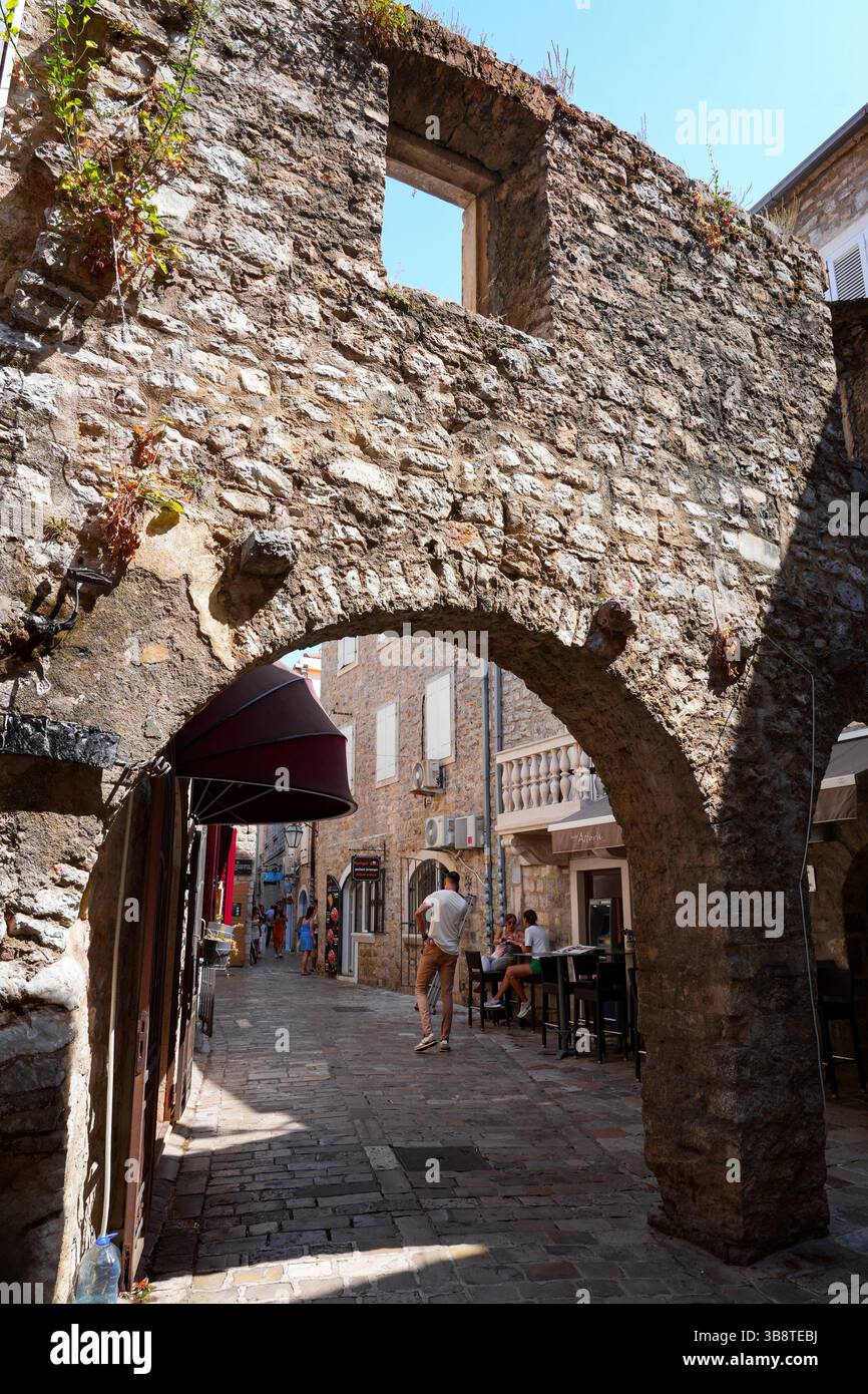Porta della città vecchia di Budva, una città costiera fortificata costruita dalla Repubblica di Venezia lungo la costa del mare Adriatico in Montenegro Foto Stock