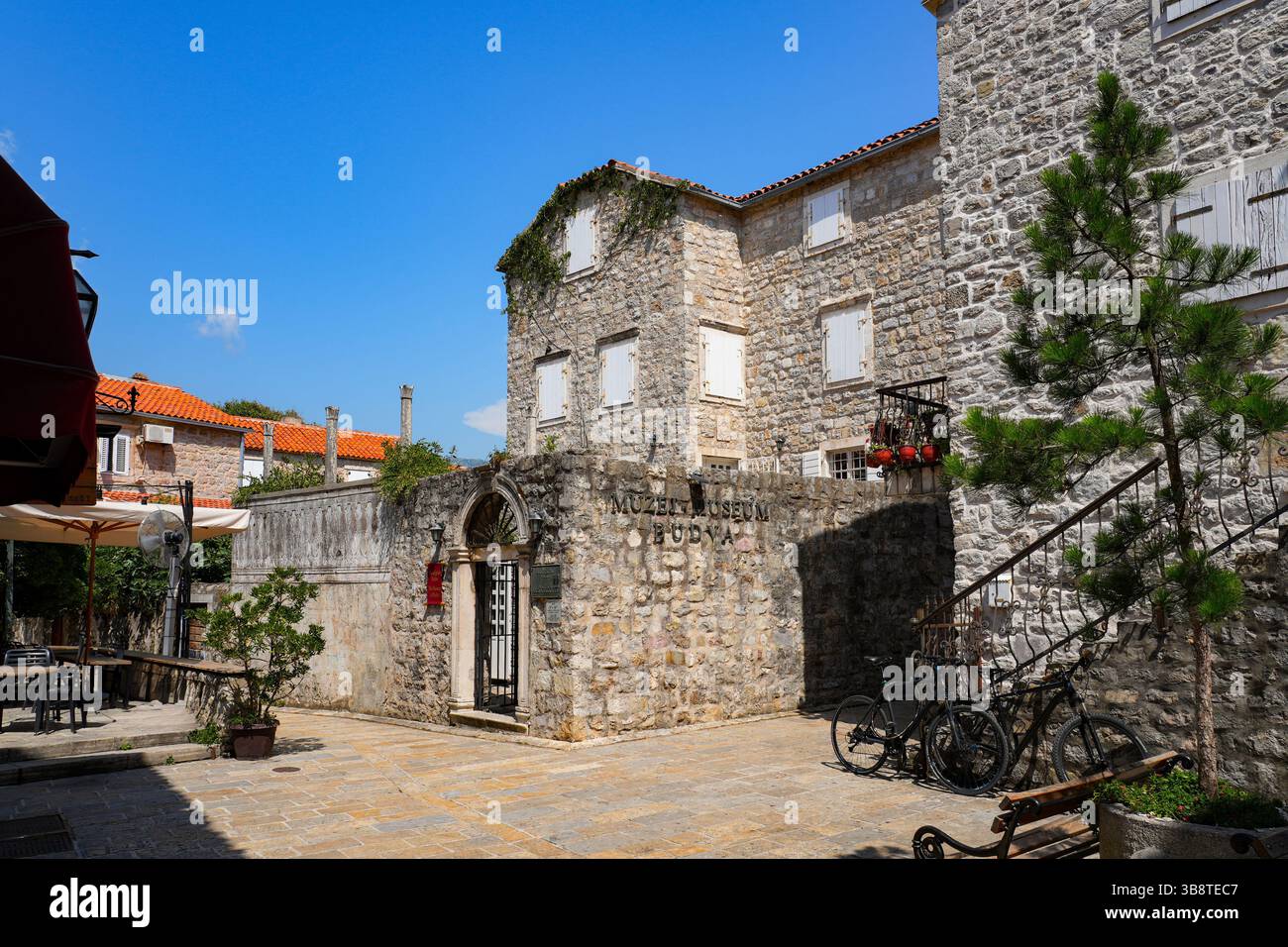 Museo della città di Budva nella città vecchia di Budva, una città costiera fortificata costruita dalla Repubblica di Venezia lungo la costa del mare Adriatico in Montenegro Foto Stock