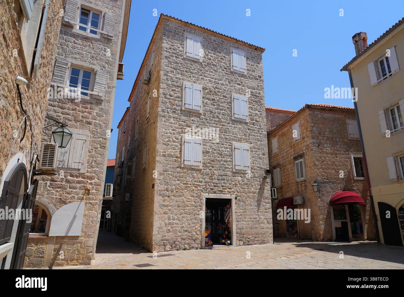 Casa in pietra nella città vecchia di Budva, una città costiera fortificata costruita dalla Repubblica di Venezia lungo la costa del mare Adriatico in Montenegro Foto Stock