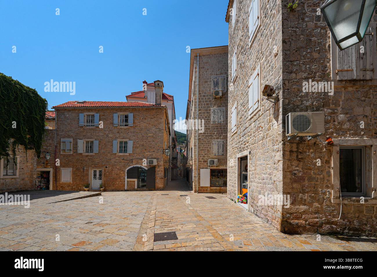 Piazza nella città vecchia di Budva, una città costiera fortificata costruita dalla Repubblica di Venezia lungo la costa del mare Adriatico in Montenegro Foto Stock
