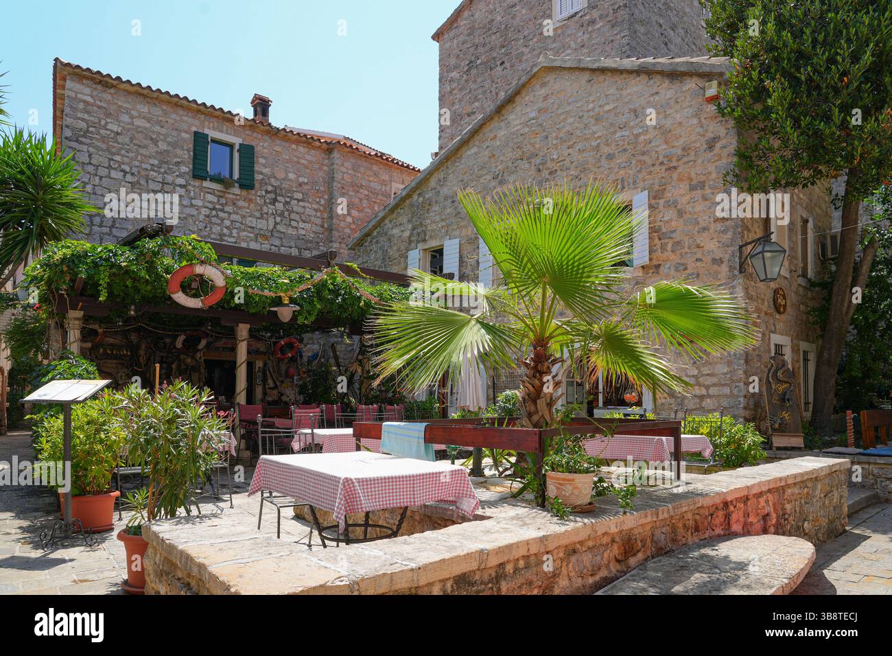 Terrazza ristorante nella città vecchia di Budva, una città costiera fortificata costruita dalla Repubblica di Venezia lungo la costa del mare Adriatico in Montenegro Foto Stock