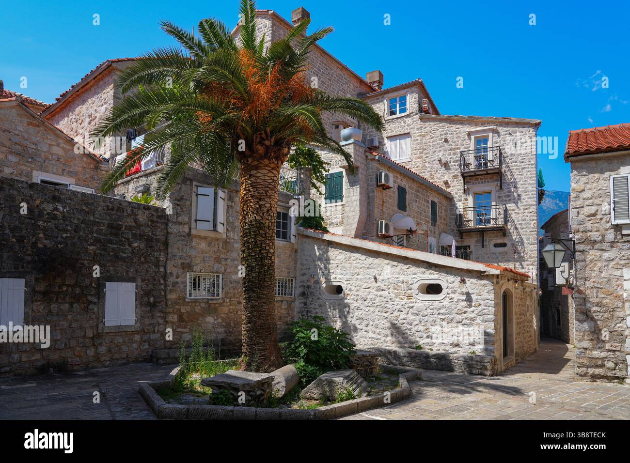 Stretta strada lastricata nella città vecchia di Budva, una città costiera fortificata costruita dalla Repubblica di Venezia lungo la costa del mare Adriatico in Montenegro Foto Stock