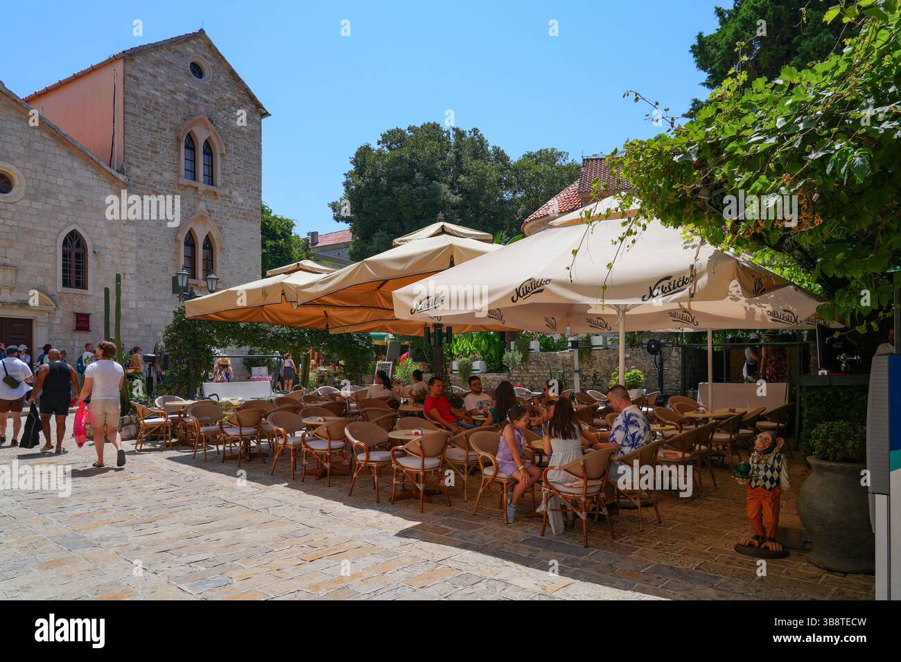 Terrazza ristorante nella città vecchia di Budva, una città costiera fortificata costruita dalla Repubblica di Venezia lungo la costa del mare Adriatico in Montenegro Foto Stock