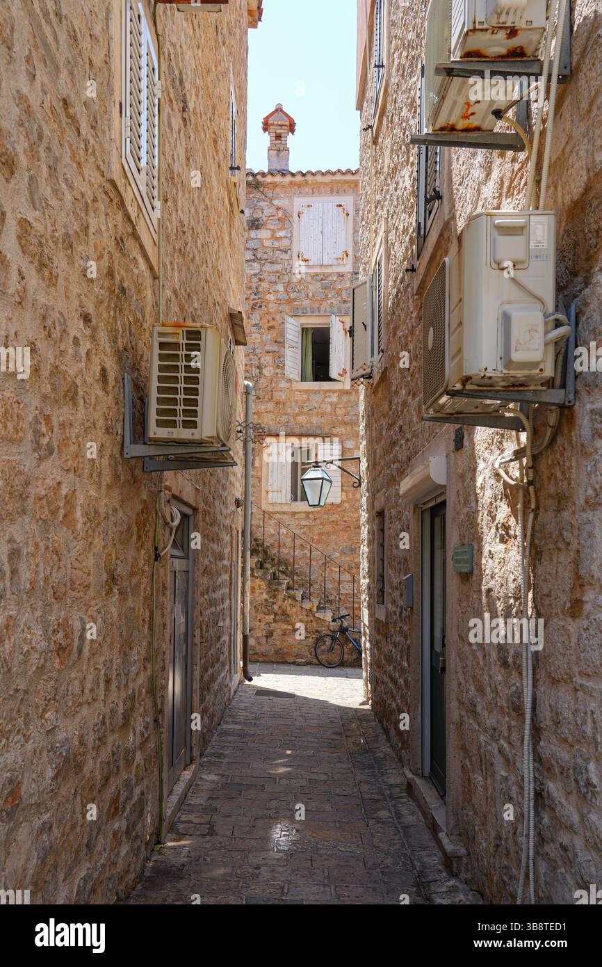 Stretta strada lastricata nella città vecchia di Budva, una città costiera fortificata costruita dalla Repubblica di Venezia lungo la costa del mare Adriatico in Montenegro Foto Stock