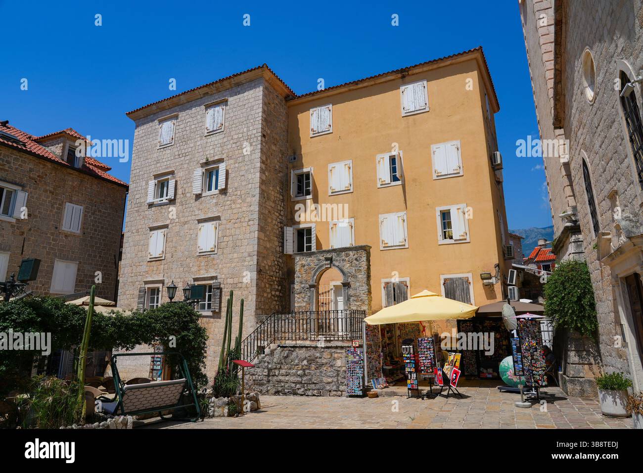 Casa in pietra nella città vecchia di Budva, una città costiera fortificata costruita dalla Repubblica di Venezia lungo la costa del mare Adriatico in Montenegro Foto Stock