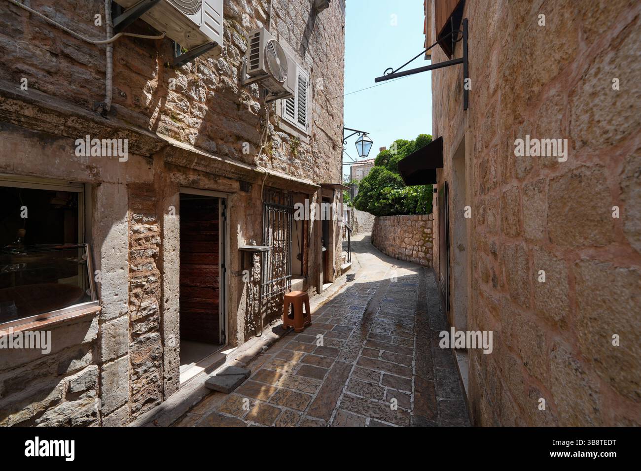 Stretta strada lastricata nella città vecchia di Budva, una città costiera fortificata costruita dalla Repubblica di Venezia lungo la costa del mare Adriatico in Montenegro Foto Stock