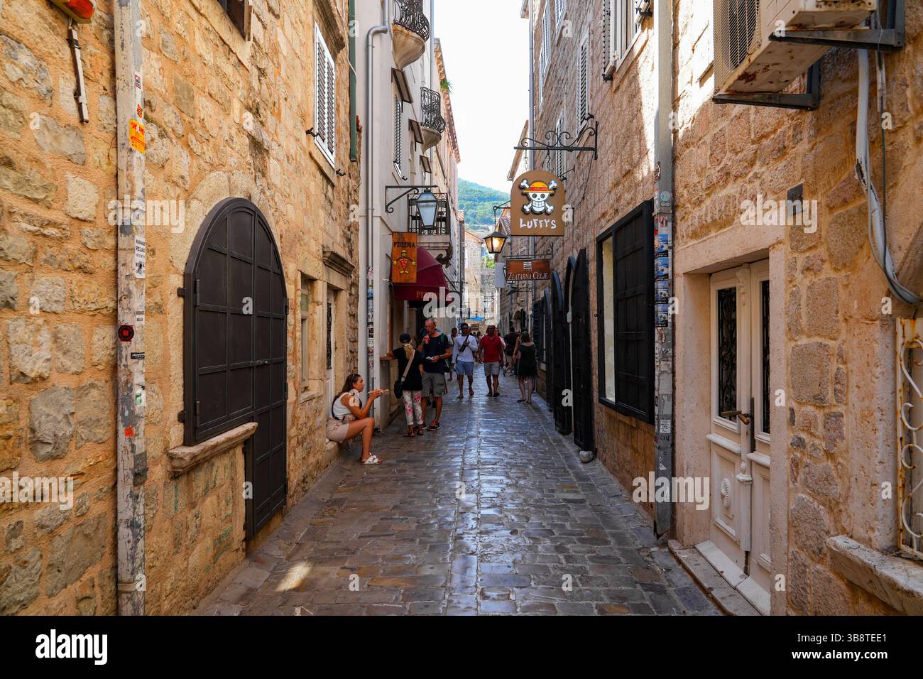 Stretta strada lastricata nella città vecchia di Budva, una città costiera fortificata costruita dalla Repubblica di Venezia lungo la costa del mare Adriatico in Montenegro Foto Stock