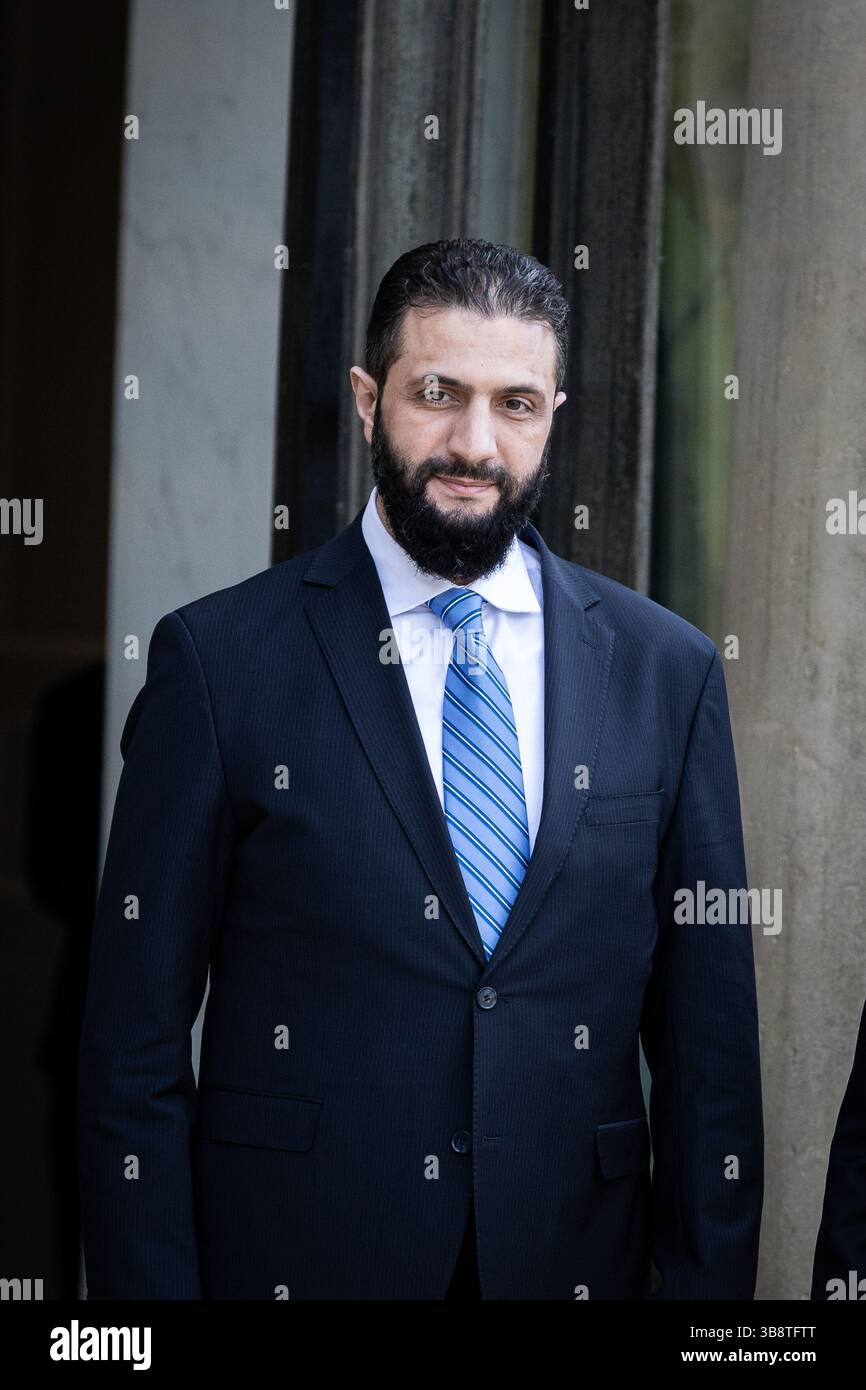 Parigi, Francia. 7 maggio 2025. Ahmed al-Sharaa, presidente ad interim della Siria, visto all'ingresso del Palazzo Presidenziale Elysee durante l'incontro. Il presidente francese ha incontrato Ahmed al-Sharaa, presidente ad interim siriano all'Elysee Presidential Palace di Parigi. Questa è stata la prima visita di Ahmed al-Sharaa in un paese europeo come leader del governo di transizione, dopo la caduta del regime di Assad a dicembre. Credito: SOPA Images Limited/Alamy Live News Foto Stock