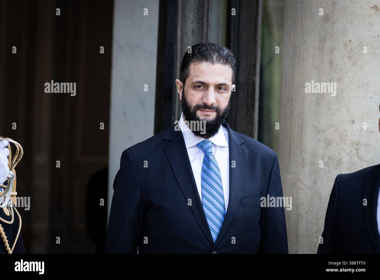 Parigi, Francia. 7 maggio 2025. Ahmed al-Sharaa, presidente ad interim della Siria, visto all'ingresso del Palazzo Presidenziale Elysee durante l'incontro. Il presidente francese ha incontrato Ahmed al-Sharaa, presidente ad interim siriano all'Elysee Presidential Palace di Parigi. Questa è stata la prima visita di Ahmed al-Sharaa in un paese europeo come leader del governo di transizione, dopo la caduta del regime di Assad a dicembre. Credito: SOPA Images Limited/Alamy Live News Foto Stock