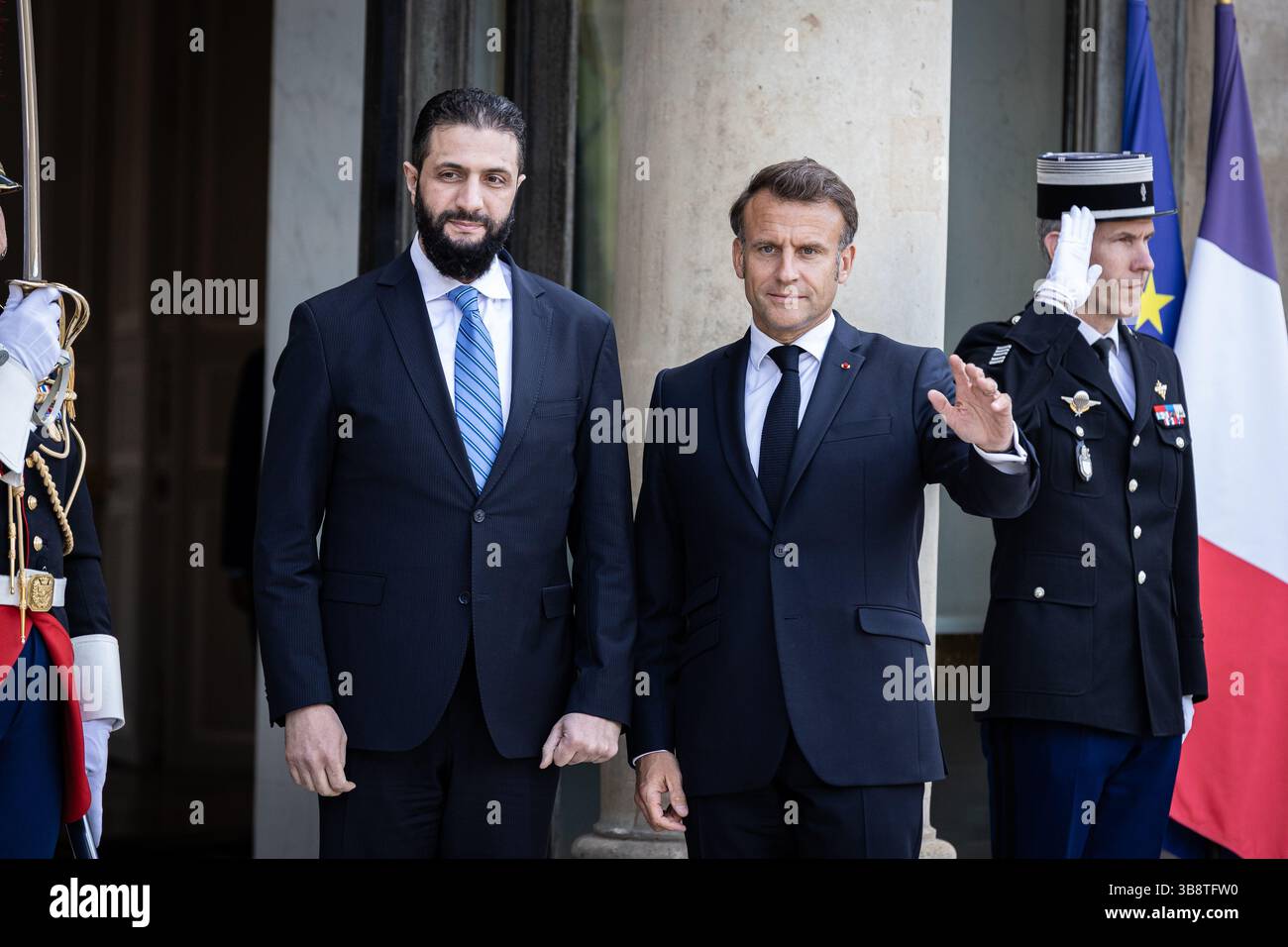 Parigi, Francia. 7 maggio 2025. Il Presidente francese Emmanuel Macron (R) dà il benvenuto ad Ahmed al-Sharaa (L), Presidente ad interim della Siria, presso il Palazzo Presidenziale Elysee durante la riunione. Il presidente francese ha incontrato Ahmed al-Sharaa, presidente ad interim siriano all'Elysee Presidential Palace di Parigi. Questa è stata la prima visita di Ahmed al-Sharaa in un paese europeo come leader del governo di transizione, dopo la caduta del regime di Assad a dicembre. Credito: SOPA Images Limited/Alamy Live News Foto Stock