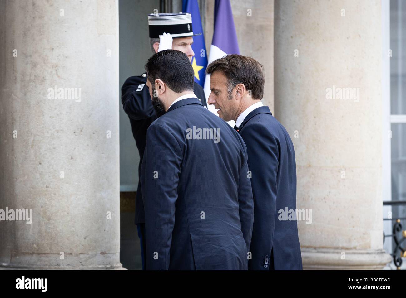 Parigi, Francia. 7 maggio 2025. Il Presidente francese Emmanuel Macron (R) dà il benvenuto ad Ahmed al-Sharaa (L), Presidente ad interim della Siria, presso il Palazzo Presidenziale Elysee durante la riunione. Il presidente francese ha incontrato Ahmed al-Sharaa, presidente ad interim siriano all'Elysee Presidential Palace di Parigi. Questa è stata la prima visita di Ahmed al-Sharaa in un paese europeo come leader del governo di transizione, dopo la caduta del regime di Assad a dicembre. Credito: SOPA Images Limited/Alamy Live News Foto Stock