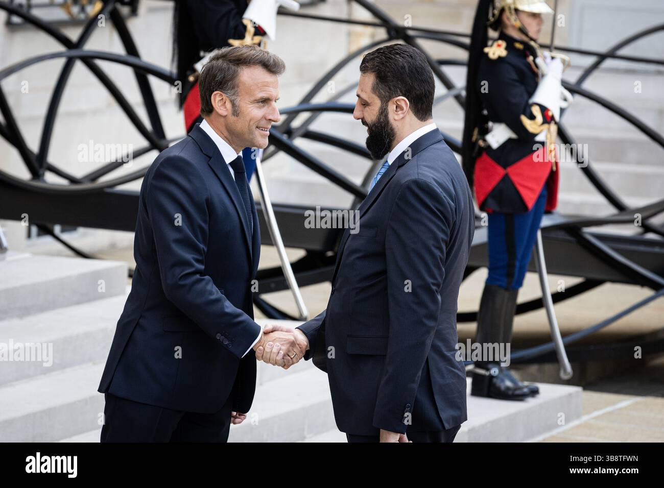 Parigi, Francia. 7 maggio 2025. Il presidente francese Emmanuel Macron (L) dà il benvenuto ad Ahmed al-Sharaa (R), presidente ad interim della Siria, presso il Palazzo Presidenziale Elysee durante la riunione. Il presidente francese ha incontrato Ahmed al-Sharaa, presidente ad interim siriano all'Elysee Presidential Palace di Parigi. Questa è stata la prima visita di Ahmed al-Sharaa in un paese europeo come leader del governo di transizione, dopo la caduta del regime di Assad a dicembre. Credito: SOPA Images Limited/Alamy Live News Foto Stock