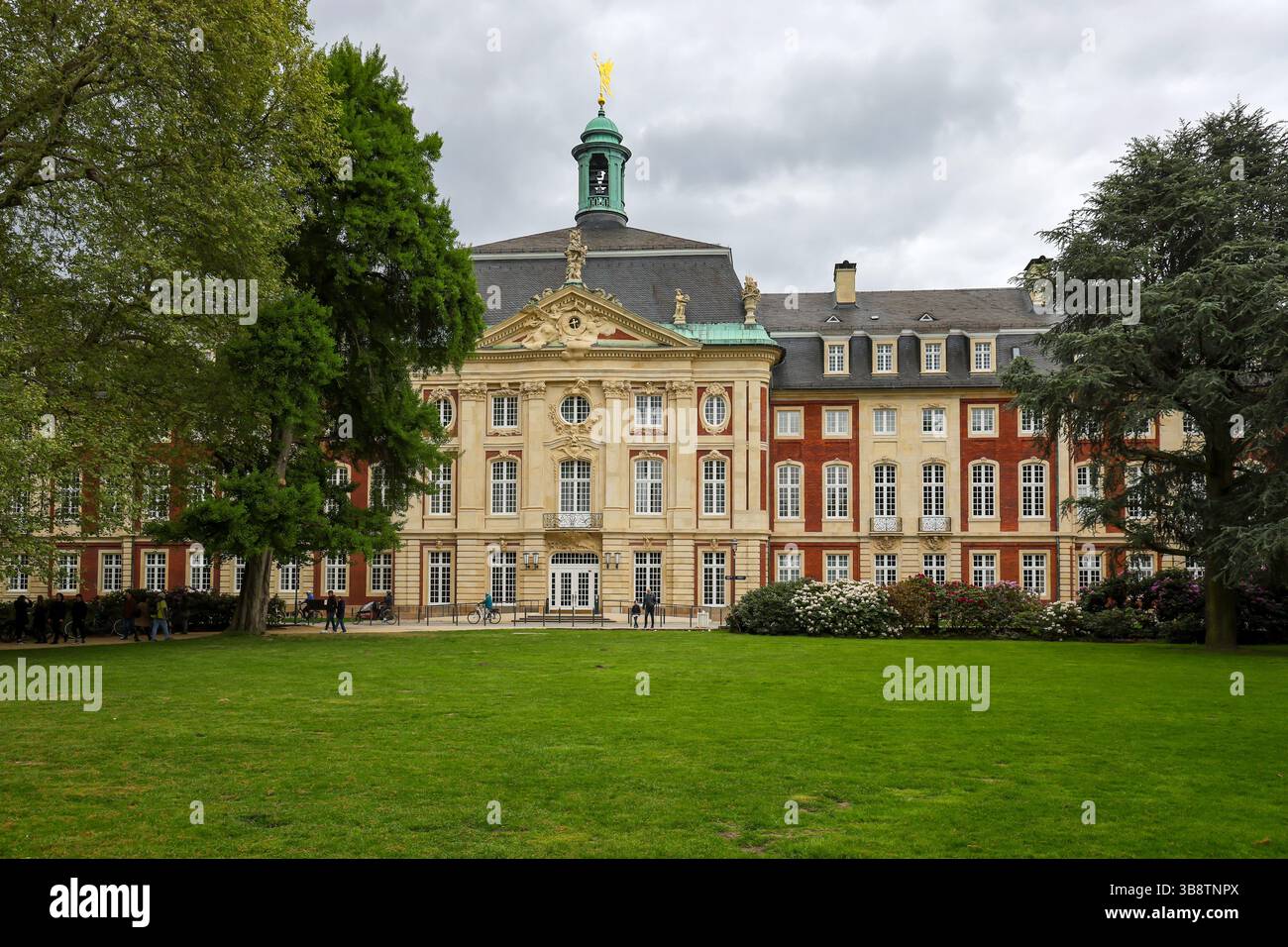 Muenster, Renania settentrionale-Vestfalia, Germania - Università di Muenster, Westfaelische Wilhelms-Universitaet im fuerstbischoeflichen Schloss Muenster. Foto Stock