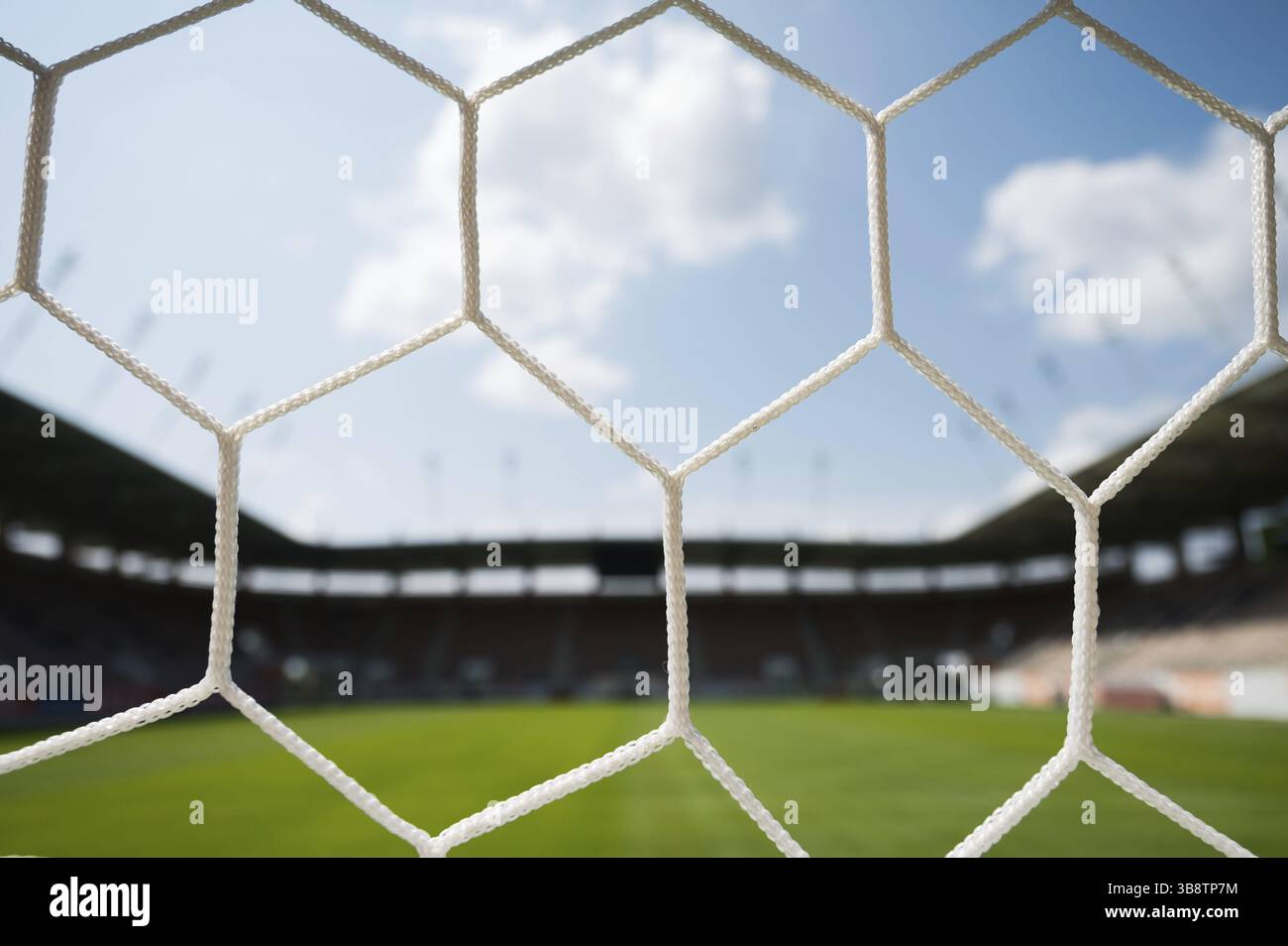 Rete su una porta di calcio e stadio sullo sfondo a Lubin, Polonia, Europa Foto Stock