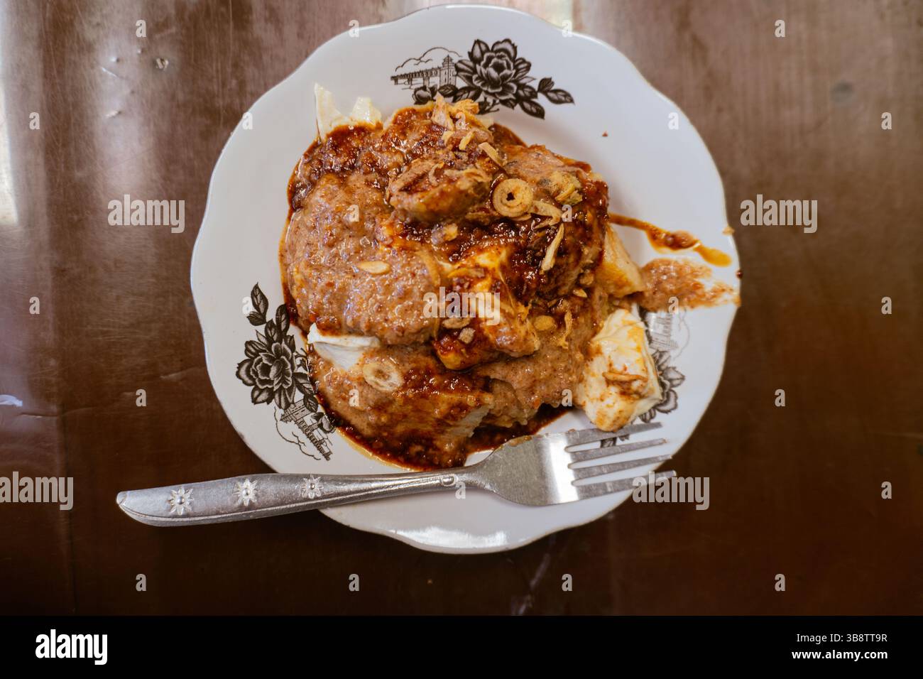 Il tradizionale cibo indonesiano chiamato Hucap contiene tofu, torta di riso e cipolle fritte Foto Stock