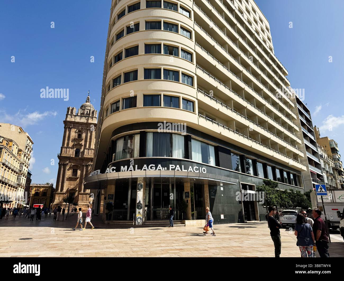 Malaga, Spagna - 2 maggio 2025: Scena urbana con AC Hotel Malaga Palacio e un edificio storico a Malaga, Spagna Foto Stock