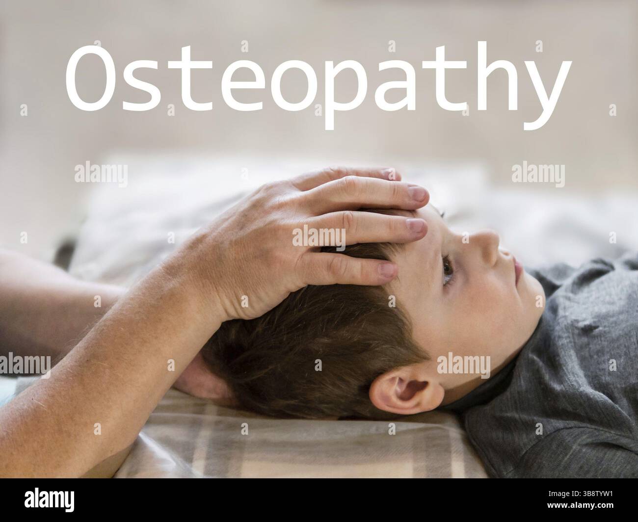 Osteopatia il trattamento e la parola osteopatia. Età elementare ragazzo del fronte di essere manipolato da vero e proprio medico osteopatica Foto Stock