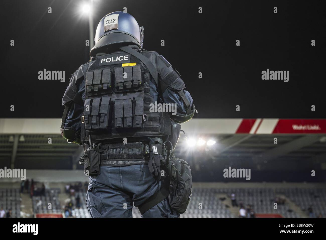 Poliziotto in equipaggiamento da combattimento Foto Stock