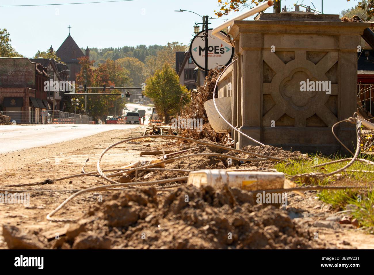14 aprile 2022, Biltmore Village, North Carolina, Stati Uniti: I lavoratori iniziano a rimuovere i detriti dalle inondazioni nella zona del centro di Biltmore Village, dopo l'uragano Helene, 17 ottobre 2024 ad Asheville, Carolina del Nord. (Immagine di credito: © Dylan Burnell/USACE/Planet Pix via ZUMA Press Wire) Foto Stock