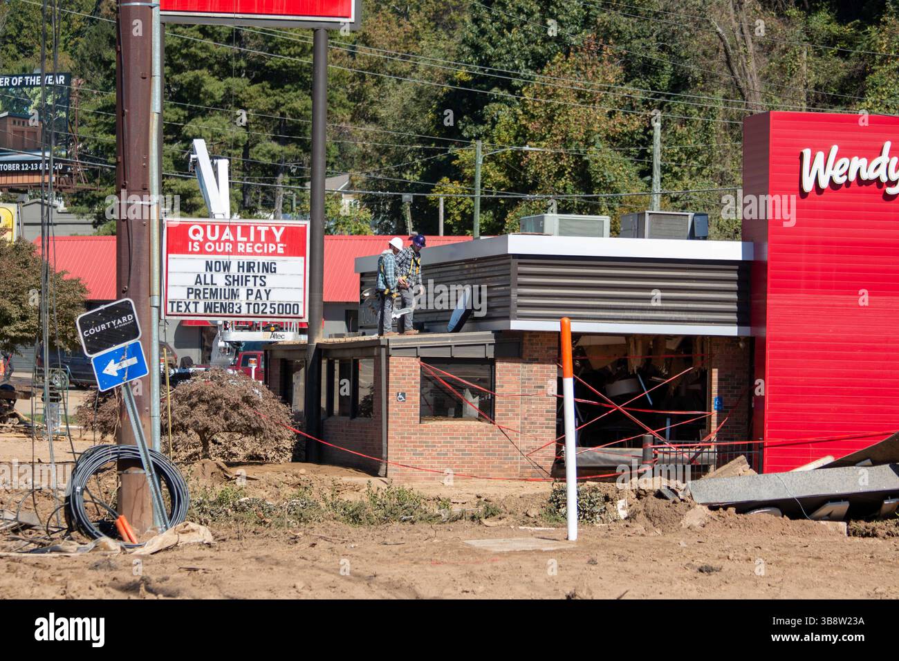 14 aprile 2022, Biltmore Village, North Carolina, Stati Uniti: I lavoratori iniziano a ricostruire un ristorante fast food di Wendyâ danneggiato dalle inondazioni nella zona del centro di Biltmore Village, dopo l'uragano Helene, 17 ottobre 2024 ad Asheville, North Carolina. (Immagine di credito: © Dylan Burnell/USACE/Planet Pix via ZUMA Press Wire) Foto Stock