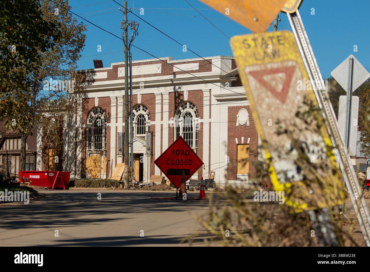 14 aprile 2022, Biltmore Village, North Carolina, Stati Uniti: I lavoratori iniziano a rimuovere i detriti dalle inondazioni nella zona del centro di Biltmore Village, dopo l'uragano Helene, 17 ottobre 2024 ad Asheville, Carolina del Nord. (Immagine di credito: © Dylan Burnell/USACE/Planet Pix via ZUMA Press Wire) Foto Stock