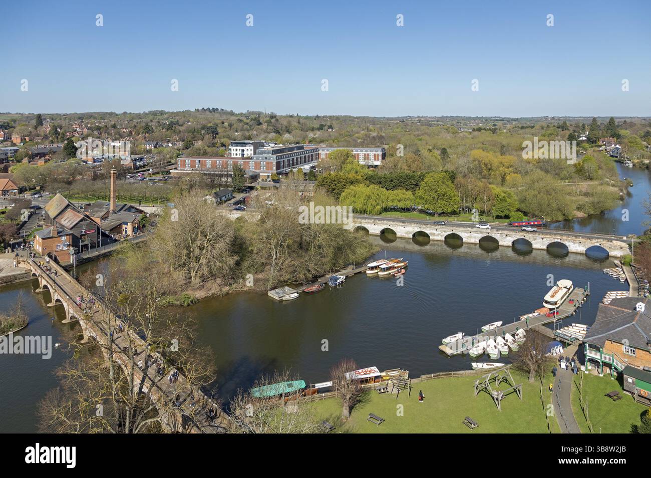 Vista dalla ruota panoramica sul fiume Avon con l'Old Tramway Bridge e Clopton Bridge, Stratford-upon-Avon, Warwickshire, Inghilterra, Regno Unito, E Foto Stock