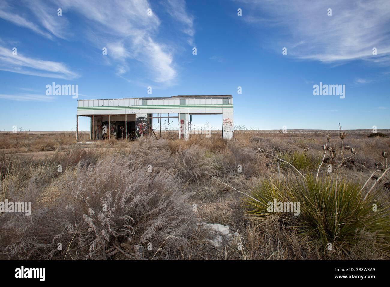 10 febbraio 2024, Glen Rio, Texas, Stati Uniti: 9 febbraio 2024. Graffiti copre una stazione di servizio abbandonata nel desolato tratto della Interstate 40 vicino a Glen Rio, Texas e al confine con il nuovo Messico. (Immagine di credito: © Ralph Lauer/ZUMA Press Wire) Foto Stock